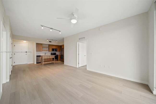 Building Photo - 555 NE 8th St