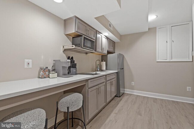 Building Photo - 2219 E Chase St