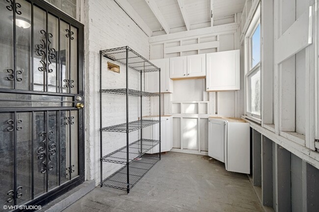 Building Photo - 4831 W Roscoe St