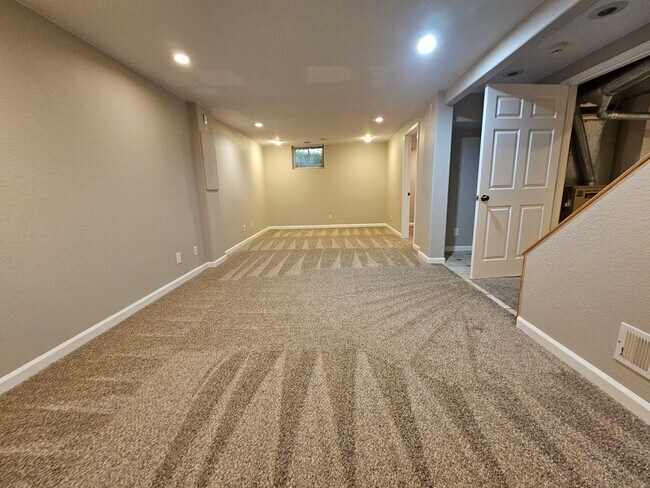 Building Photo - Virginia Village Home New Paint, Carpet, Blinds Backs up to Cherry Creek Trail
