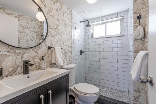 Building Photo - 9101 E Bay Harbor Dr