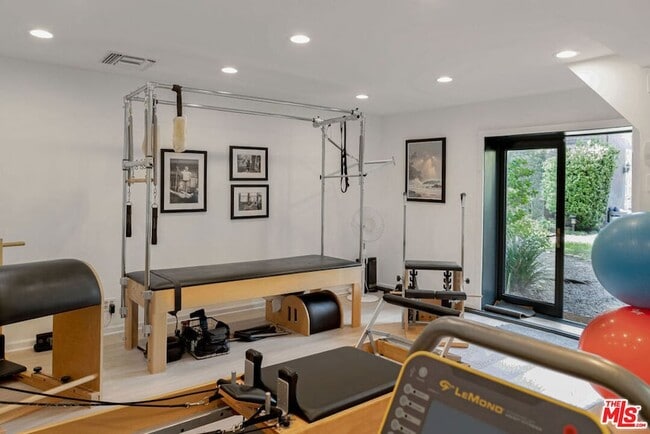 Building Photo - 226 Palisades Ave