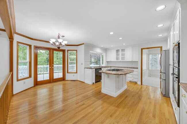 Building Photo - Welcome to your new home, located in Deer Creek, where pets are welcome.