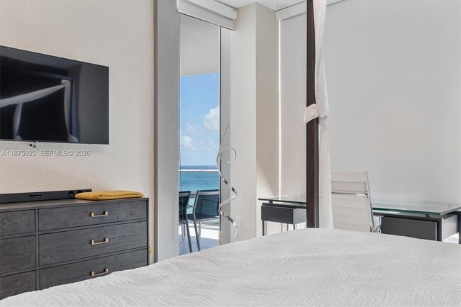 Building Photo - 17475 Collins Ave