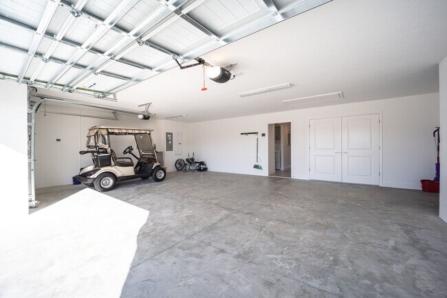 Building Photo - Seasonal 3BR/2BA  with 2-car Garage and PO...