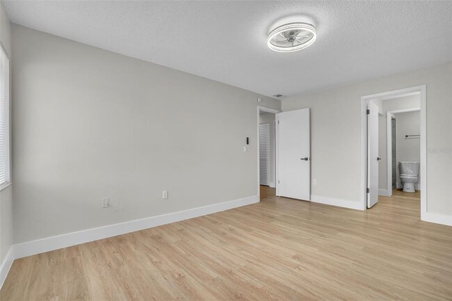Building Photo - 5235 Vineland Rd
