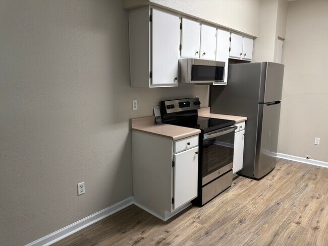 Building Photo - Three Bedroom Updated First Floor Condo at The Legends