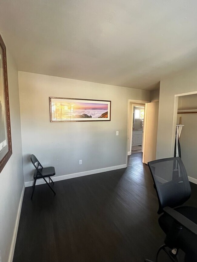 Building Photo - Modern 3 Bed / 2 Bath End Unit Home for Re...