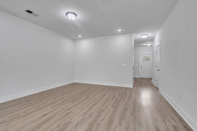 Building Photo - Stylish 3BR/2.5BA END-UNIT Townhome with Garage in Camelot Townes! $1,650/mo rent