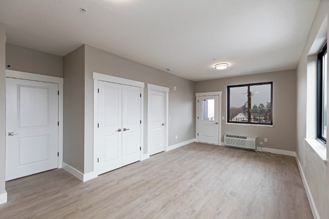 Building Photo - 1910 Strand Ave