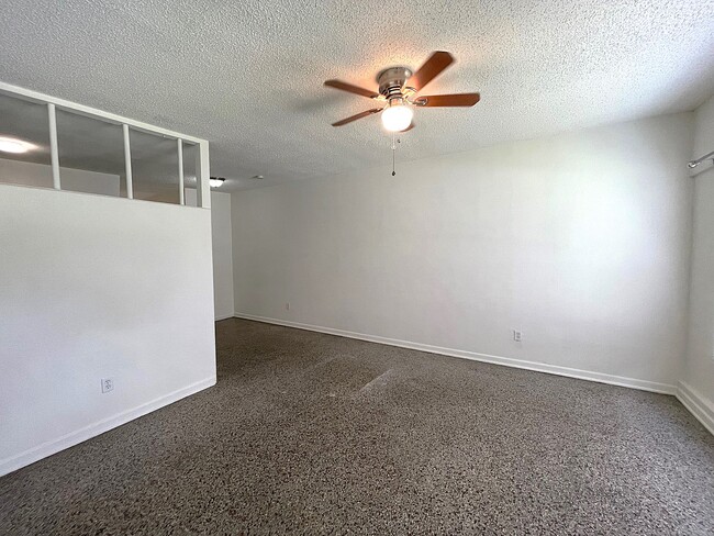 Building Photo - 218 N Lakeland Ave