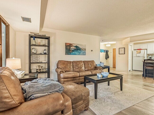 Building Photo - 400 20th Ave N