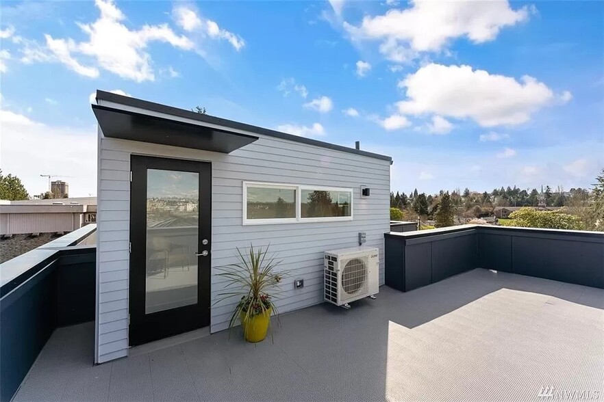 Building Photo - 5712 Roosevelt Way NE