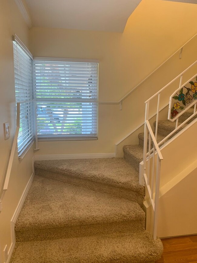 Building Photo - Gorgeous Two Story /Five Bedrooms in Burbank With Fantastic Views!!!