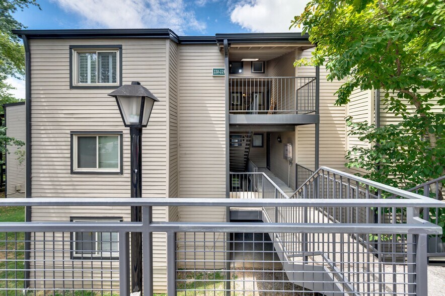 Building Photo - 224 Summit Ridge Dr