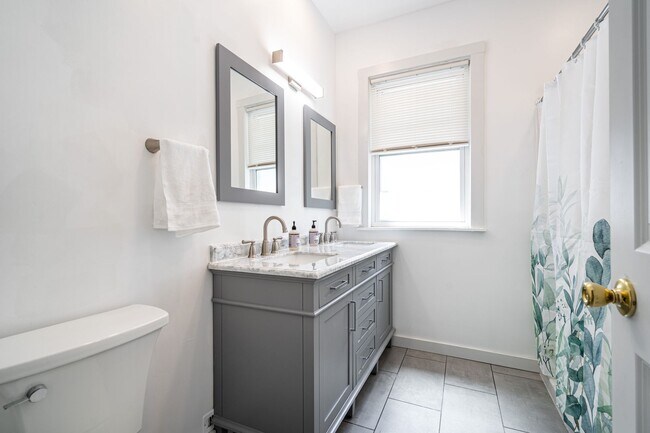 Building Photo - 4Bdrm Upper Flat of Eastside Duplex Fully ...