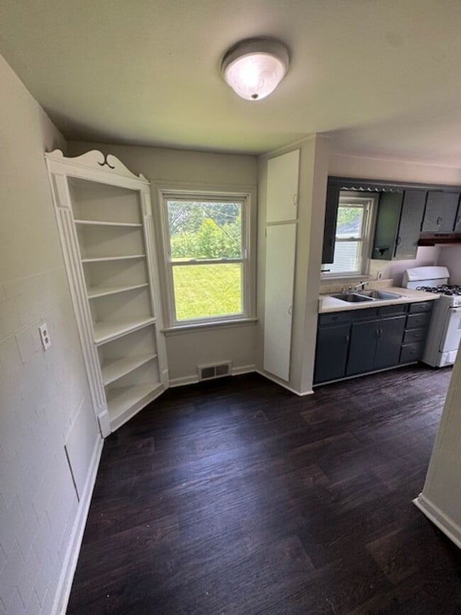Building Photo - 4615 Plaza Dr