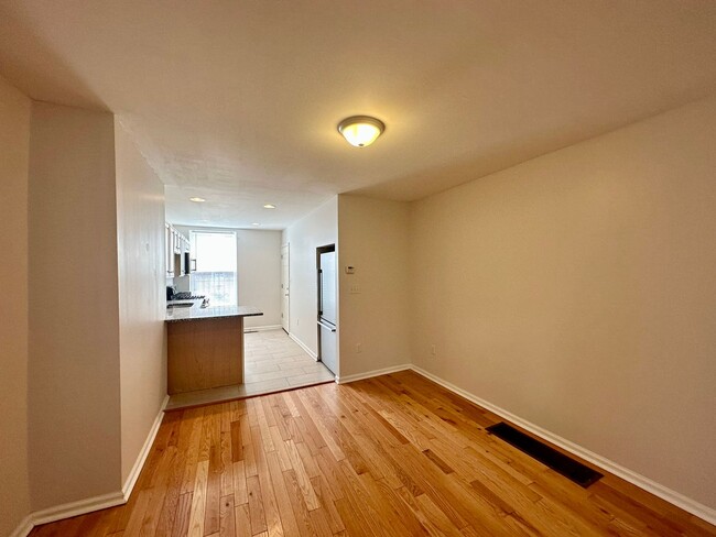 Building Photo - Apartment in Upper Fells Point!