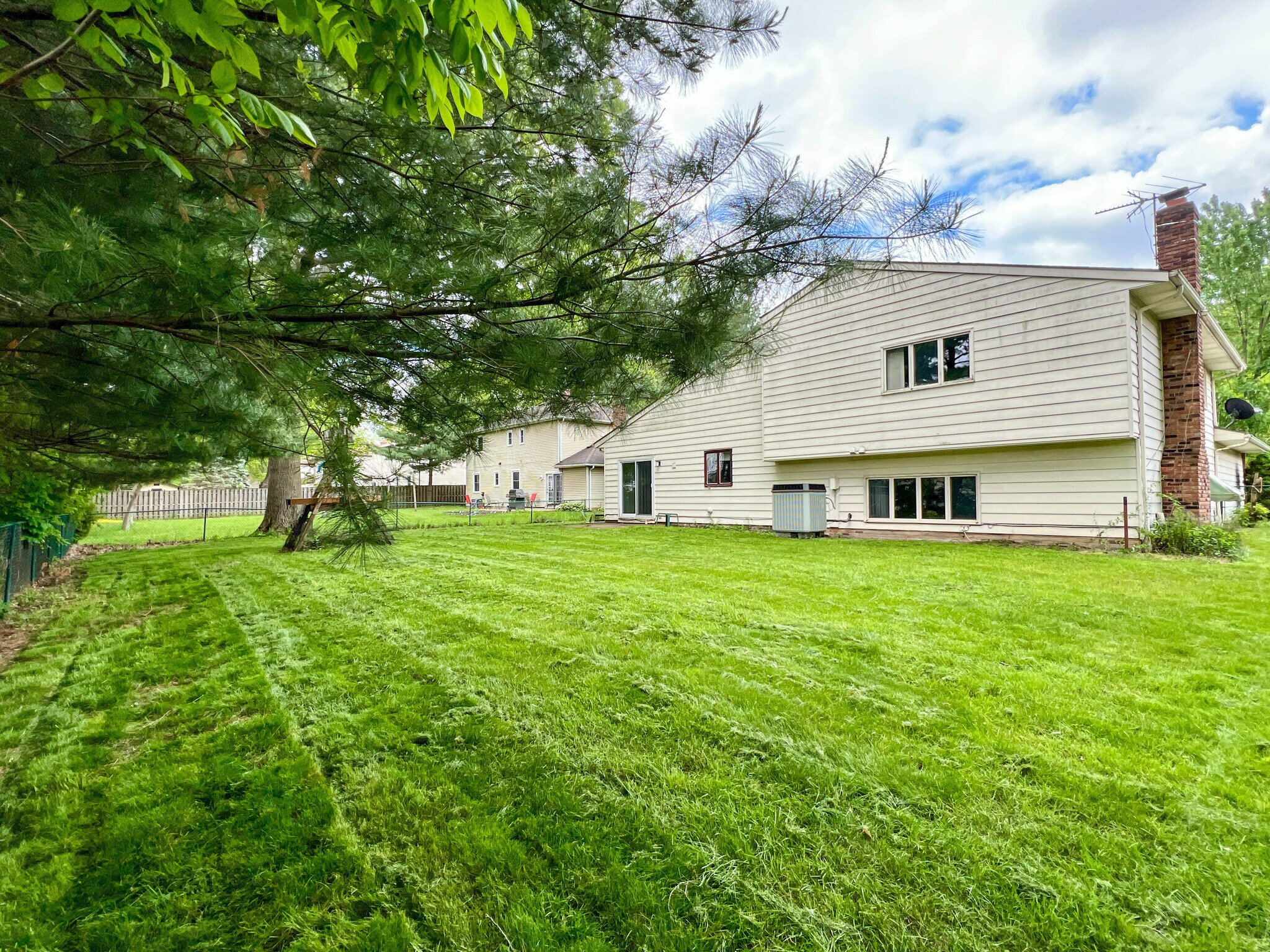 Building Photo - 25946 Tallwood Dr
