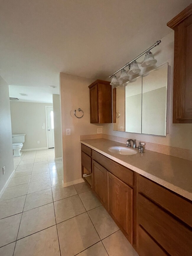 Building Photo - "Spacious 4-Bed, 4-Bath Oasis in Panama Ci...