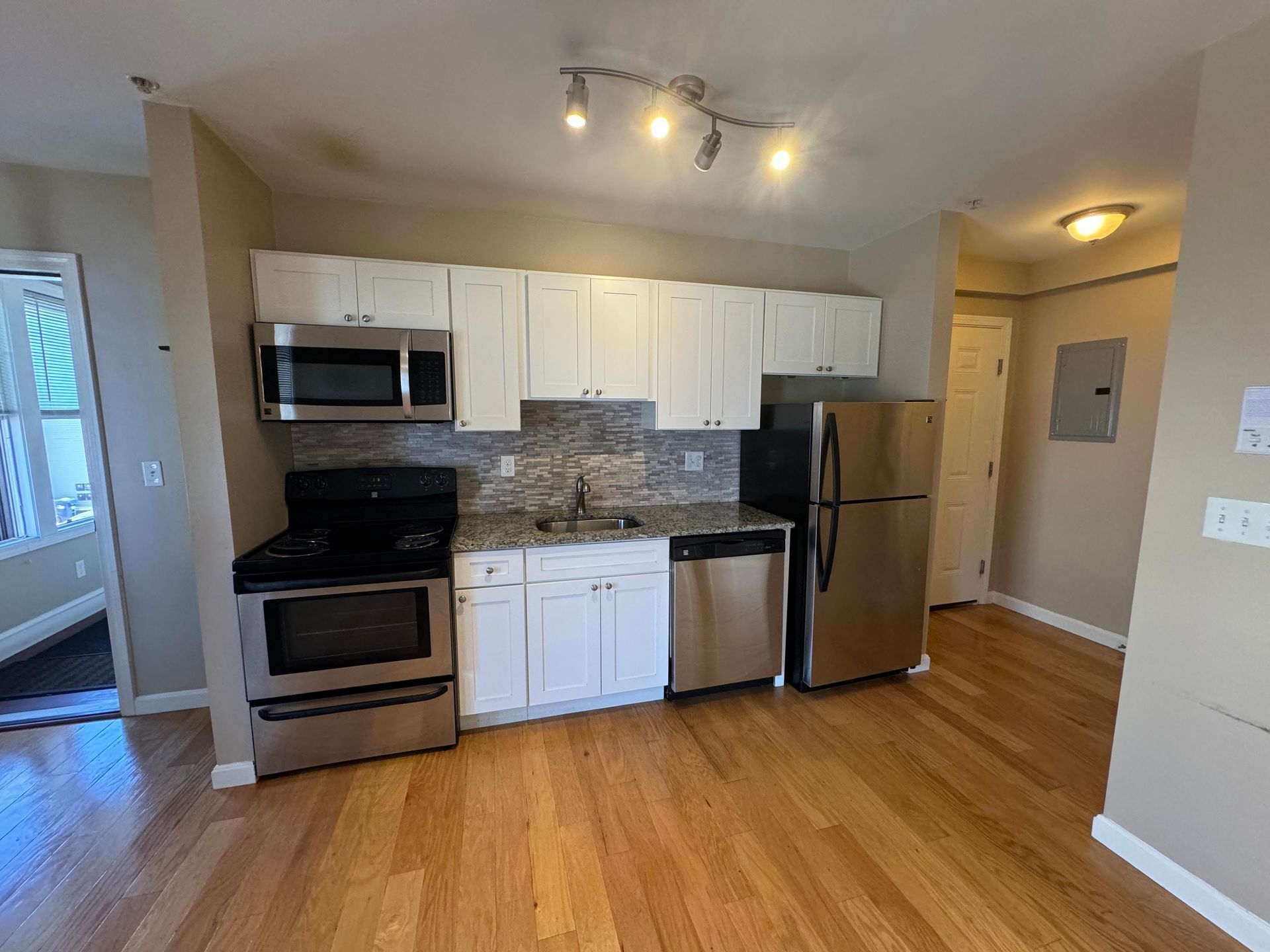 Building Photo - 53 Chelsea St