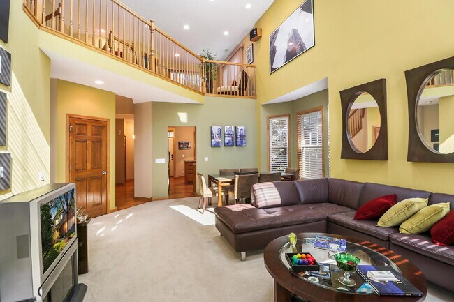Building Photo - Spacious 3-Bedroom Townhouse with Main-Flo...