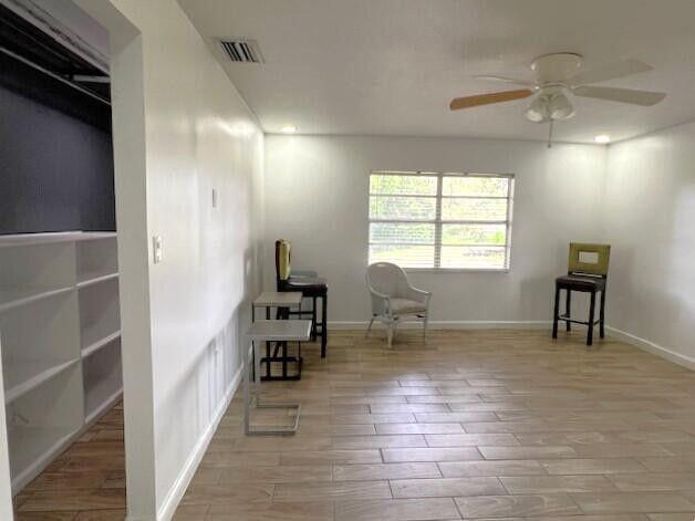 Building Photo - 9148 Oakwood Dr