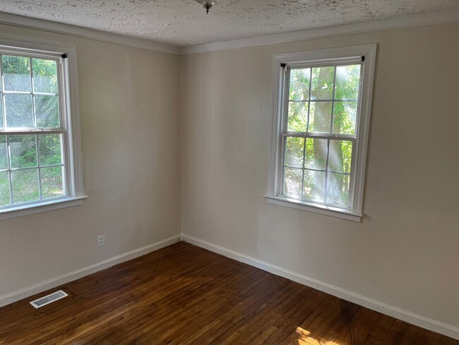 Building Photo - 2322 Briarfield Rd