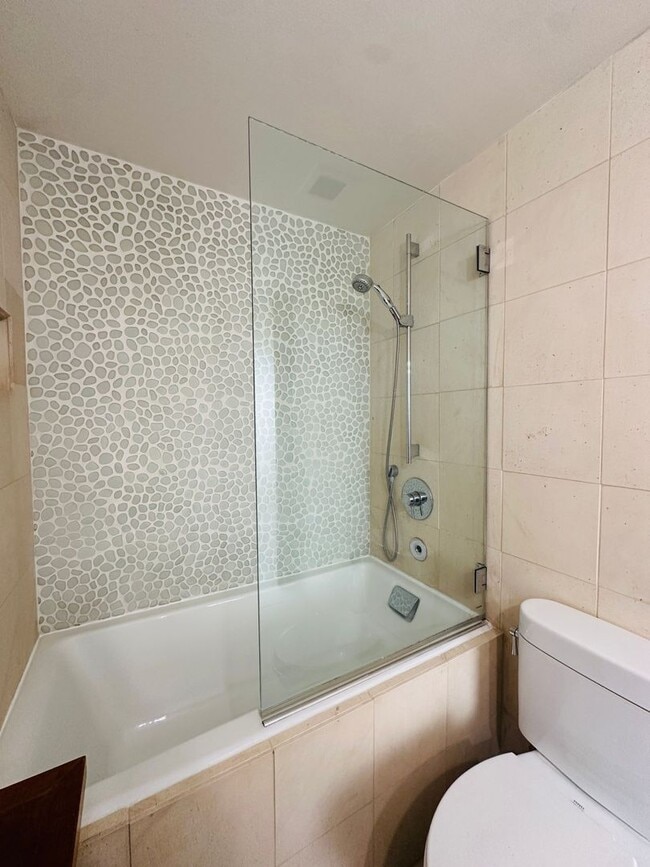 Building Photo - Luxury 12th Floor Corner 1bd/2bath w/ Incr...