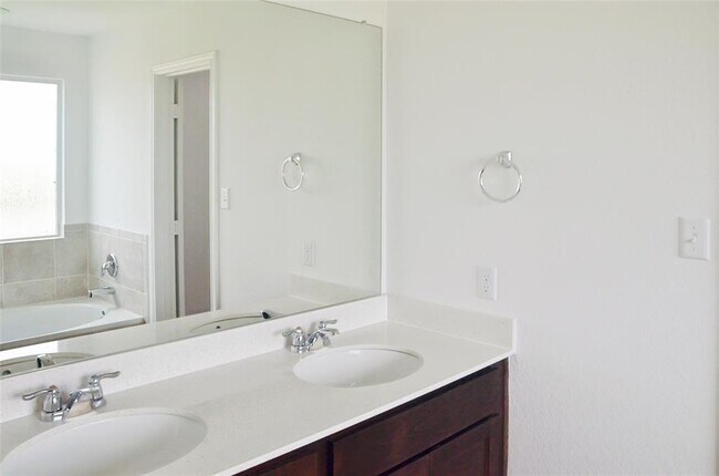 Building Photo - 136 Canley Lp