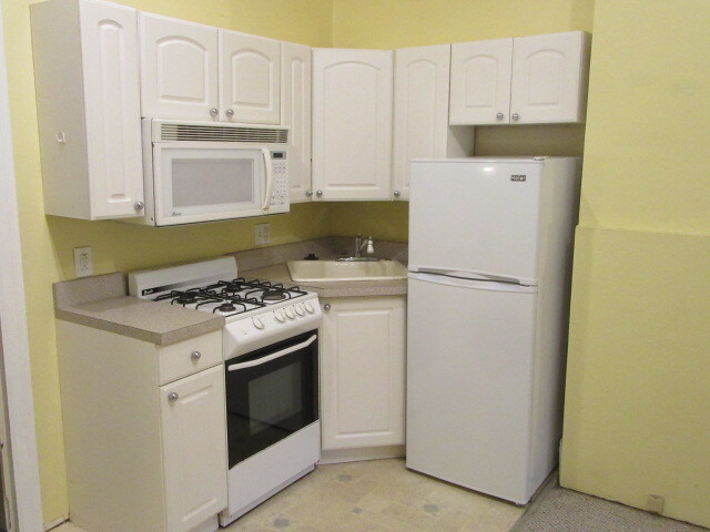 Kitchen area - 4720 Cedar Ave