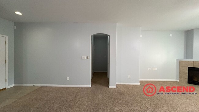 Building Photo - *MOVE IN SEPCIAL!*