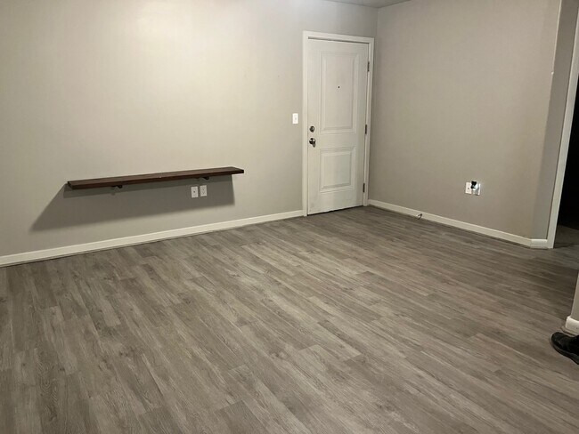 Building Photo - 1700 S Sandhill Rd