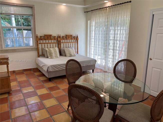 Building Photo - 327 Menores Ave