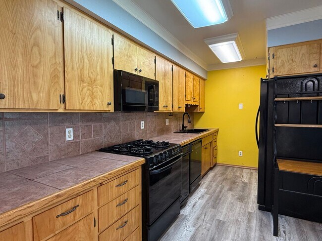 Building Photo - 2 Bed 1.5 Bath Home In Spokane With A Shop!