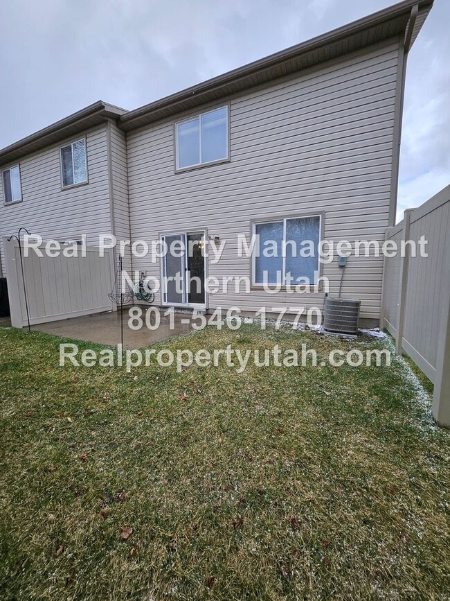 Building Photo - 2 Bedroom 1.5 Bath Townhome Coming Soon!