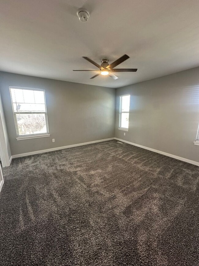 Building Photo - 3 Weeks Rent FREE! Modern 3 Bed 2.5 Bath T...