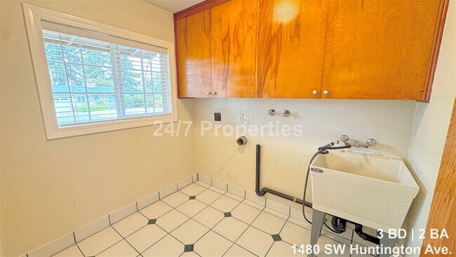 Building Photo - 1480 SW Huntington Ave