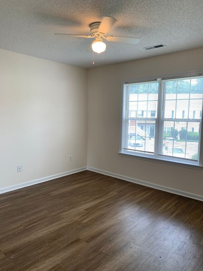 Building Photo - 2 Bedroom, 2 Bath Condo in Holton Place - ...