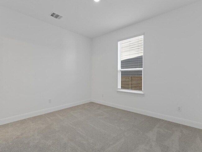 Building Photo - 633 Runnel Dr