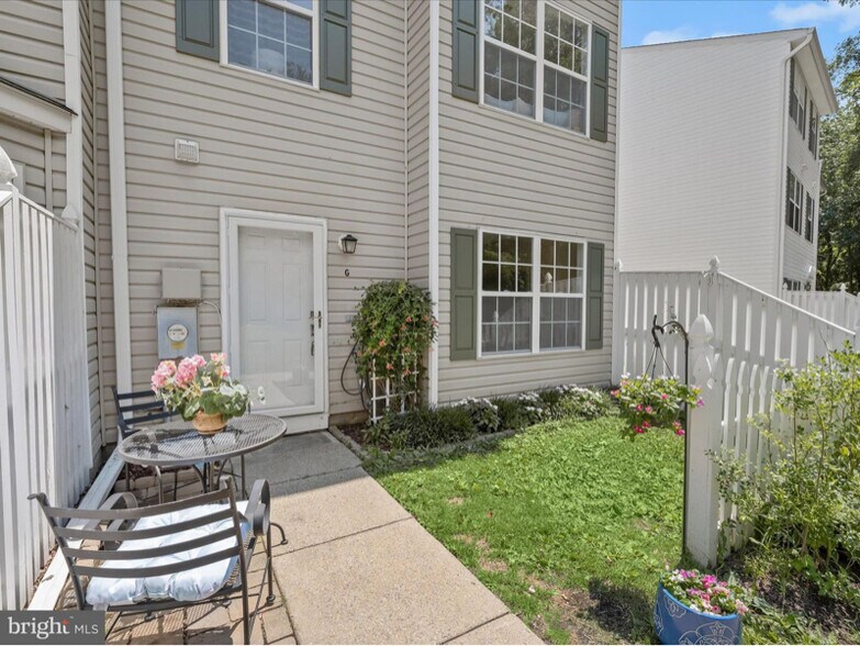 Building Photo - 10 Ironstone Ct