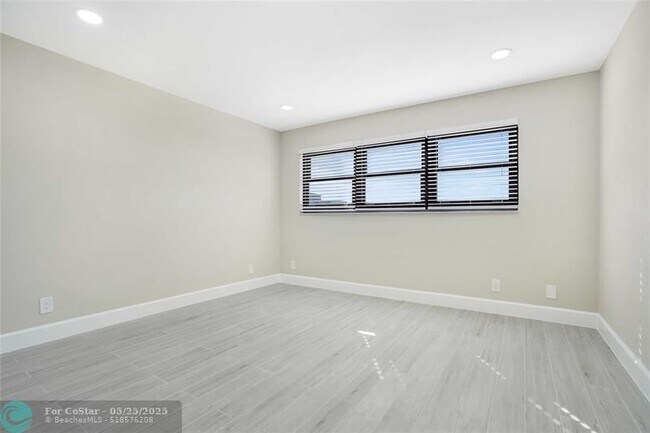 Building Photo - 3200 Port Royale Dr N