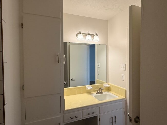 Building Photo - 204 Meadow Ln