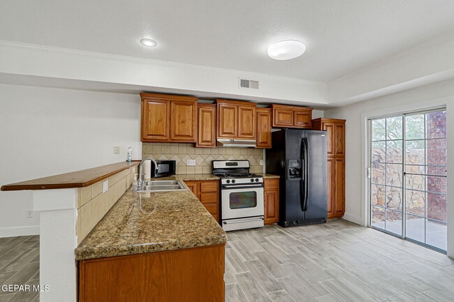 Building Photo - 7235 Royal Arms Dr