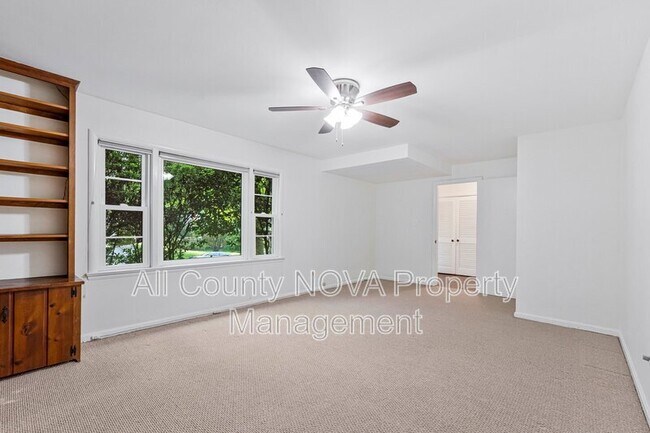 Building Photo - 3160 Ravenwood Dr
