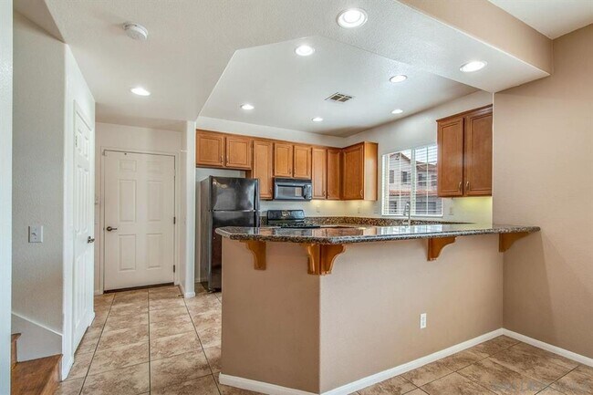 Building Photo - Private end unit townhome!