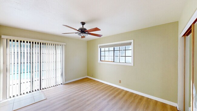 Building Photo - 208 W Broadbent Dr