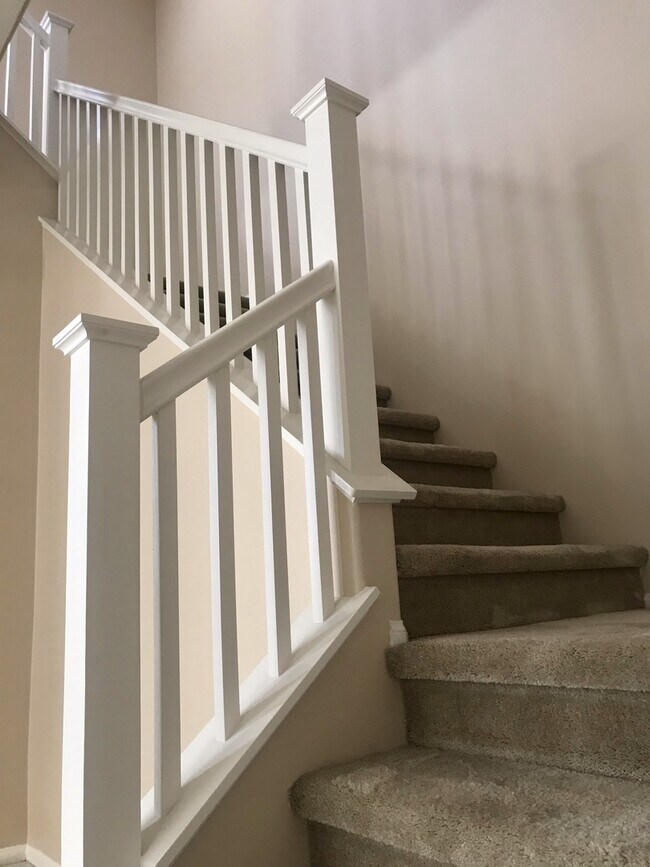 Building Photo - Beautiful Eastvale Newer Home