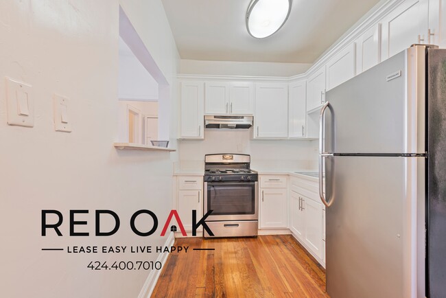 Building Photo - Sunlit Top Floor One Bedroom with Vintage ...