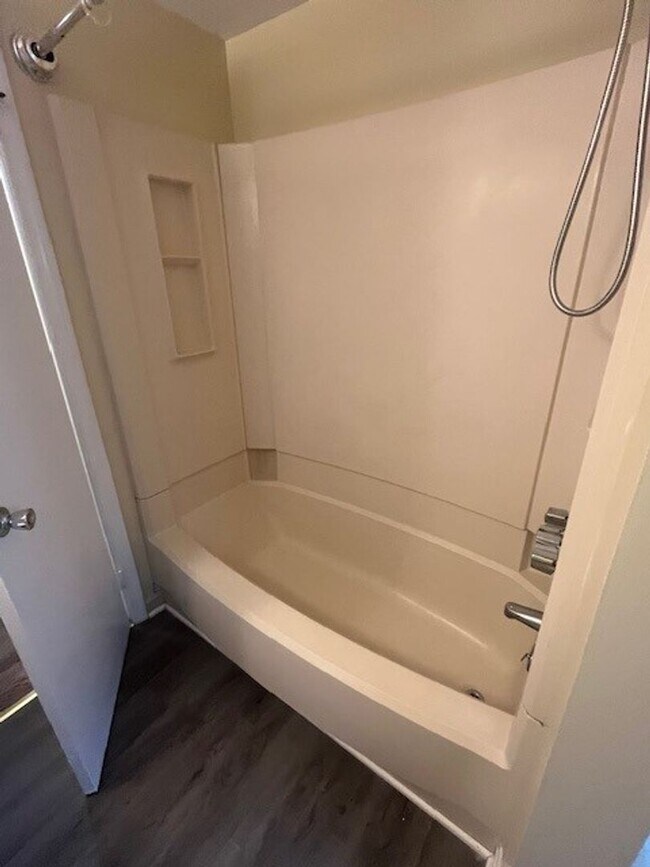 Building Photo - LOVELY CAPE COD WITH 4 BEDS, 2 BATHS AND G...